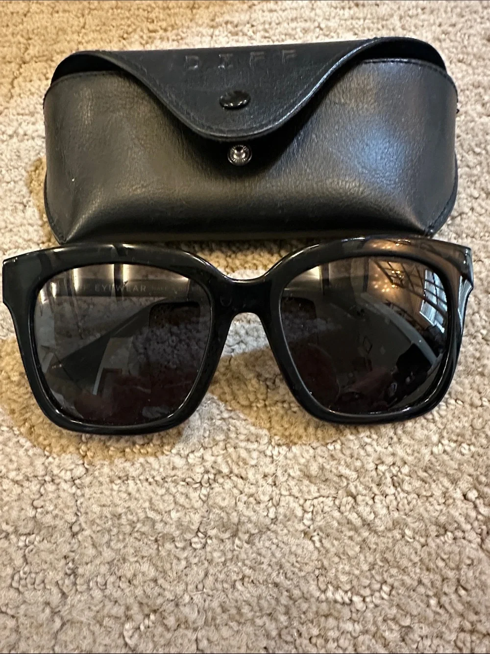 Diff Bella polarized Black Sunglasses with Case